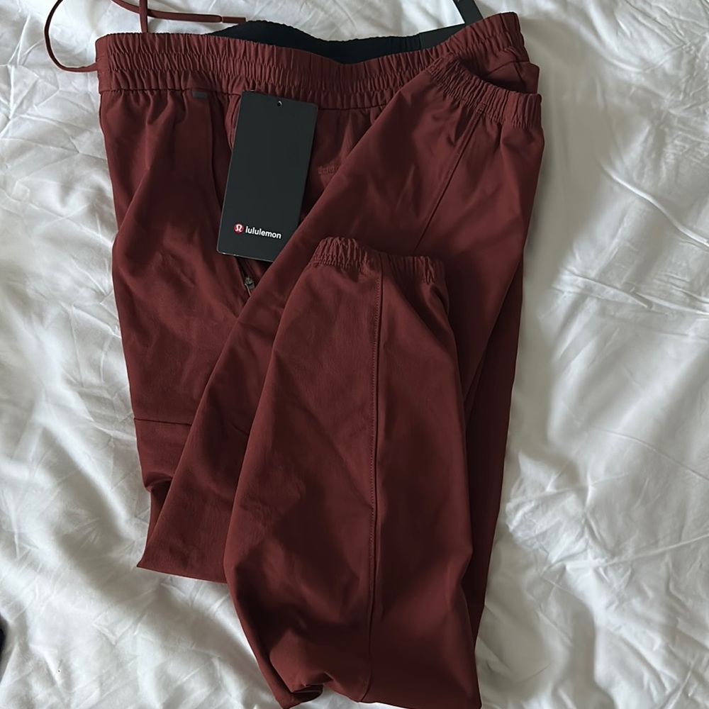 Lululemon men’s License to Train Jogger, size M, color DTBN